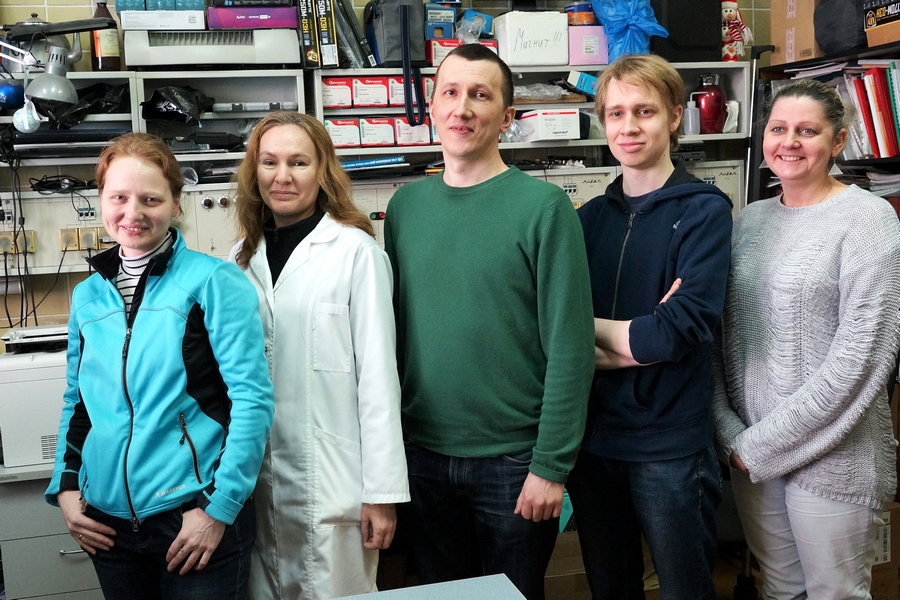 Сотрудники лаборатории масс-спектрометрии биомакромолекул (2019 год). Слева направо: н.с. Мария Игоревна Индейкина; с.н.с., к.б.н. Наталья Владимировна Захарова; в.н.с., к.ф.-м.н. Алексей Сергеевич Кононихин; студент Даниил Германович Иванов; лаб. Юлия Викторовна Скороспелова.