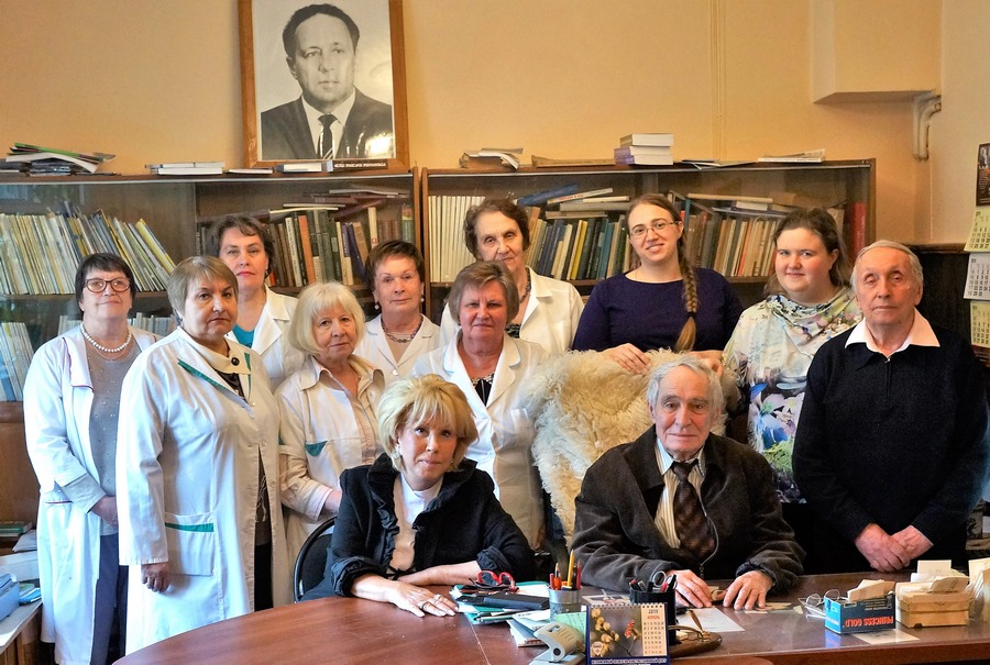 Сотрудники лаборатории количественной онкологии (2019 год). Сидят (слева направо): гл.н.с., д.б.н. Лариса Анатольевна Островская; зав. лаб., д.м.н. профессор Давид Борисович Корман; стоят (слева направо): с.н.с., к.б.н. Маргарита Михайловна Фомина; ст. лаборант Марина Николаевна Антонова; ст. лаборант Татьяна Николаевна Карасева; инж.-исслед. Татьяна Владимировна Шарова; с.н.с. Валентина Александровна Рыкова; с.н.с. Наталья Валерьевна Блюхтерова; с.н.с., к.б.н. Татьяна Алексеевна Никольская; н.с., к.б.н. Анна Константиновна Грехова; м.н.с. Елизавета Игоревна Некрасова; с.н.с., к.б.н. Валерий Николаевич Ерохин.