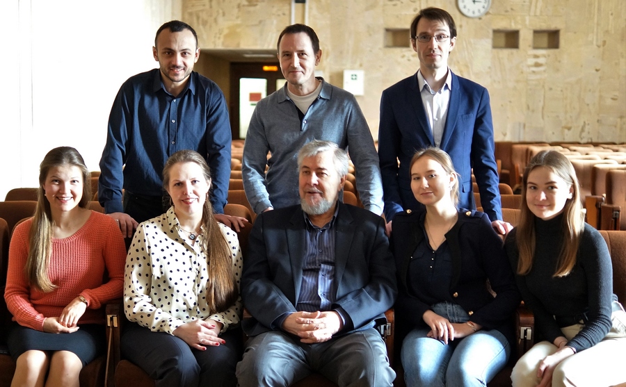 Сотрудники лаборатории химической физики биоаналитических процессов (2019 год) Сидят (слева направо): н.с. Наталья Леонидовна Нечаева, н.с., к.б.н. Татьяна Михайловна Заварыкина; г.н.с., д.б.н. Валерий Вячеславович Носиков; студентки бакалавриата Московской государственной академии ветеринарной медицины и биотехнологии им. К.И. Скрябина (МГАВМиБ-МВА): Мария Андреевна Капралова и Полина Константиновна Бренер. Стоят (слева направо): н.с. Рустам Р. Гулиев; с.н.с., к.б.н. Илья Алексеевич Ефремов; с.н.с.  Евгений Геннадьевич Евтушенко.